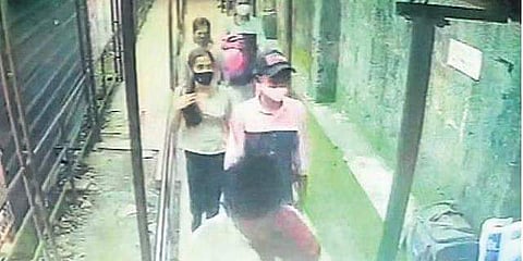 കുട്ടികൾ കെഎസ്ആർടിസി ബസ് സ്റ്റാൻഡിൽ/ സിസിടിവി ദൃശ്യം