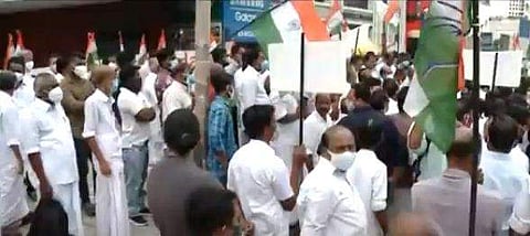 കോൺ​ഗ്രസിന്റെ ചക്രസ്തംഭന സമരത്തിൽ നിന്ന്/ ടെലിവിഷൻ ചിത്രം