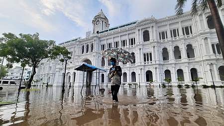 ഗ്രേറ്റര്‍ ചെന്നൈ കോര്‍പ്പറേഷന് മുന്നിലെ വെള്ളക്കെട്ട്/എക്‌സ്പ്രസ് 