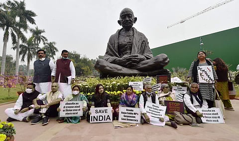 പാര്‍ലമെന്റിലെ ഗാന്ധി പ്രതിമയ്ക്ക് മുന്നില്‍ സമരം ചെയ്യുന്ന സസ്‌പെന്‍ഷനിലായ എംപിമാര്‍/പിടിഐ