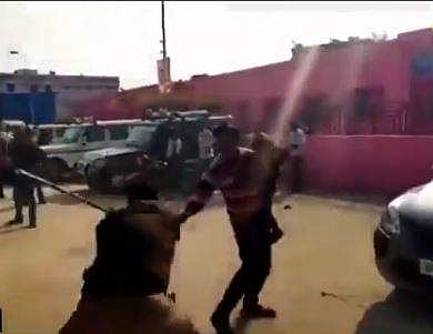 കൈക്കുഞ്ഞുമായി നിന്ന പിതാവിനെ പൊതിരെ തല്ലുന്ന പൊലീസ്