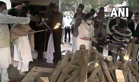 മക്കൾ ചിതയ്ക്ക് തീകൊളുത്തുന്നു/ എഎൻഐ ചിത്രം