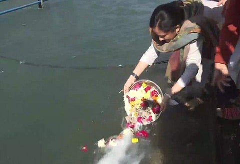 ചിതാഭസ്മം ഹരിദ്വാറിൽ ഒഴുക്കുന്നു/ ട്വിറ്റർ ചിത്രം