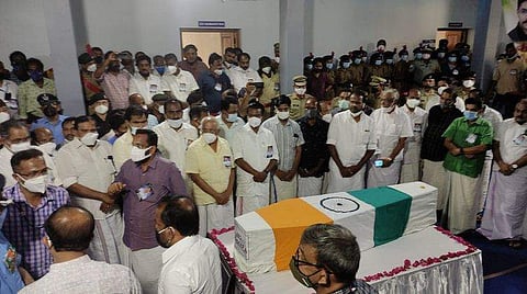 പ്രദീപിന് അന്ത്യാഞ്ജലി അര്‍പ്പിക്കുന്നു/ ചിത്രം എ : സനേഷ് ( ന്യൂ ഇന്‍ഡ്യന്‍ എക്‌സ്പ്രസ്)