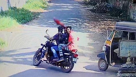 വെട്ടിയെടുത്ത കാലുമായി പോകുന്ന അക്രമികള്‍/സിസിടിവി ദൃശ്യം