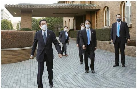 ഔദ്യോഗിക വസതിയില്‍ നിന്ന് പുറത്തുവരുന്ന ജപ്പാന്‍ പ്രധാനമന്ത്രി/ ജപ്പാന്‍ ടൈംസ്‌