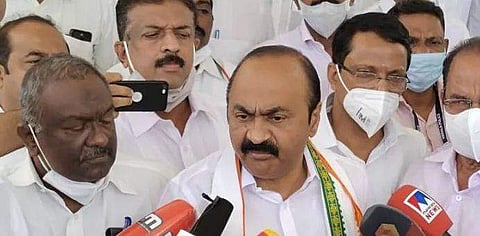 വിഡി സതീശന്‍ മാധ്യമങ്ങളോടു സംസാരിക്കുന്നു/ടിവി ചിത്രം