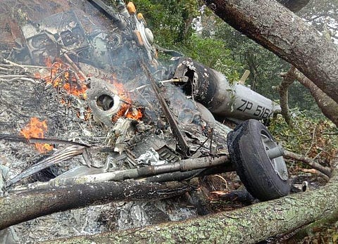 അപകടത്തില്‍പ്പെട്ട ഹെലികോപ്റ്ററിന്റെ അവശിഷ്ടങ്ങള്‍