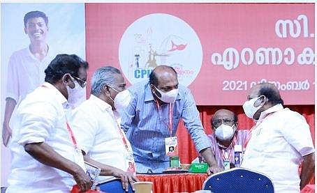 ജില്ലാ സമ്മേളനത്തിനിടെ കോടിയേരി നേതാക്കളുമായി സംസാരിക്കുന്നു/ ന്യൂ ഇൻഡ്യൻ എക്സ്പ്രസ് ചിത്രം