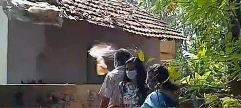 കെ റെയില്‍ പദ്ധതിക്കെതിരെ പെട്രോള്‍ ഒഴിച്ച് ആത്മഹത്യാഭീഷണി മുഴക്കുന്ന കുടുംബം