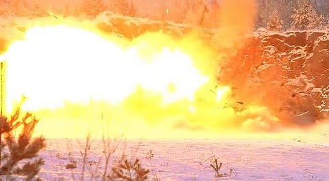 ടെസ്ല കാര്‍ ഡൈനാമിറ്റ് ഉപയോഗിച്ച് തകര്‍ക്കുന്നു