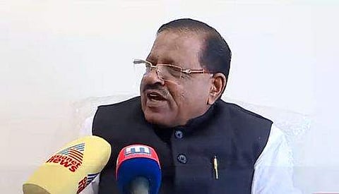 രാജ്‌മോഹന്‍ ഉണ്ണിത്താന്‍ മാധ്യമങ്ങളോടു സംസാരിക്കുന്നു/ടെലിവിഷന്‍ ചിത്രം