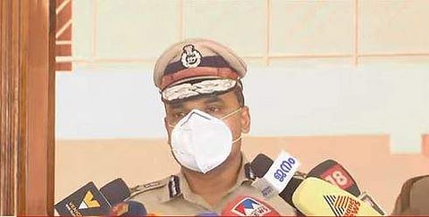 എഡിജിപി വിജയ് സാഖറേ മാധ്യമങ്ങളോട്, ടെലിവിഷന്‍ ചിത്രം