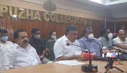 സര്‍വകക്ഷി യോഗത്തിന് ശേഷം മന്ത്രി വാര്‍ത്താസമ്മേളനം നടത്തുന്നു