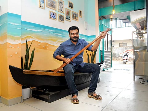 സന്തോഷ് ഏച്ചിക്കാനം റസ്റ്ററന്റില്‍: എ സനേഷ്/ എക്‌സ്പ്രസ്‌