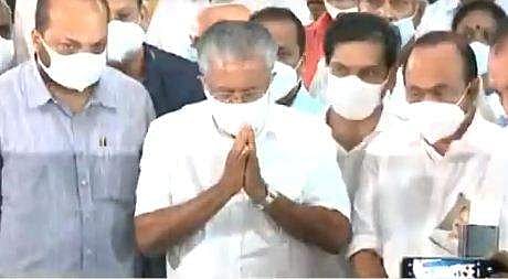 പിണറായി വിജയന്‍ പിടി തോമസിന് ആദരാഞ്ജലി അര്‍പ്പിക്കുന്നു