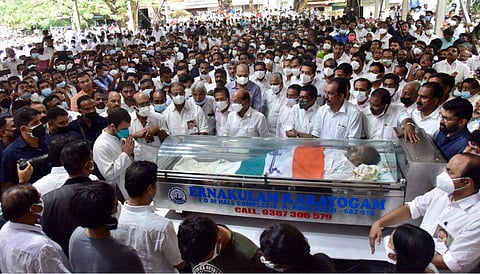 രാഹുല്‍ ഗാന്ധി അന്തിമോപാചാരം അര്‍പ്പിക്കുന്നു/ ചിത്രം ആല്‍ബിന്‍ മാത്യു