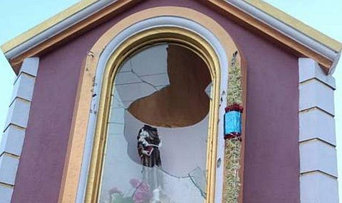 കൂടാരം തകർന്ന നിലയിൽ