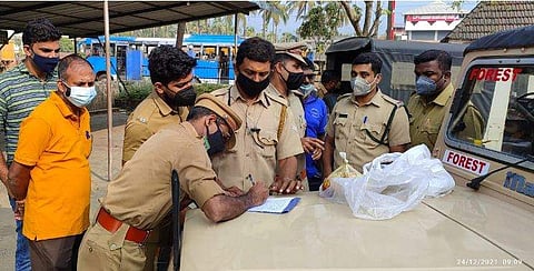 തൊണ്ടി സാധനങ്ങള്‍ ഫോറസ്റ്റ് അധികൃതര്‍ക്കു കൈമാറുന്നു