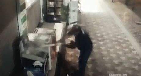 കടയിലെ ഫ്രീസര്‍ അടിച്ചുപൊളിക്കുന്ന ദൃശ്യം