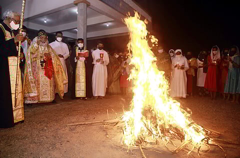 തിരുവനന്തപുരം സെന്റ് മേരീസ് ചര്‍ച്ചില്‍ നടന്ന തീ ഉഴിച്ചില്‍ ചടങ്ങ്/ഫോട്ടോ: പിടിഐ