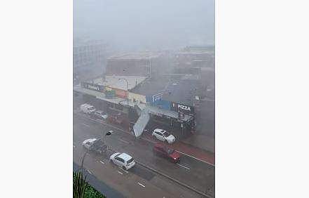 കാറിന്റെ മുകളിലേക്ക് ഇരുമ്പുമേല്‍ക്കൂര പറന്നുവന്ന് വീഴുന്നു