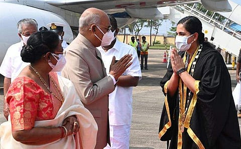 തിരുവനന്തപുരത്ത് എത്തിയ രാഷ്ട്രപതിയെ മേയർ സ്വീകരിക്കുന്നു/ ഫേയ്സ്ബുക്ക്