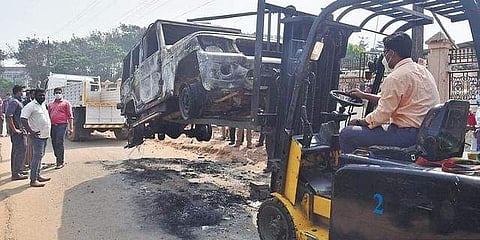 അതിഥി തൊഴിലാളികള്‍ അഗ്നിക്കിരയാക്കിയ ജീപ്പ് പൊലീസ് നീക്കംചെയ്യുന്നു: ചിത്രം/ ആല്‍ബിന്‍ മാത്യു