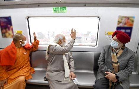 കാന്‍പൂര്‍ മെട്രോയില്‍ യോഗി ആദിത്യനാഥിനൊപ്പം പ്രധാനമന്ത്രി യാത്ര ചെയ്യുന്നു