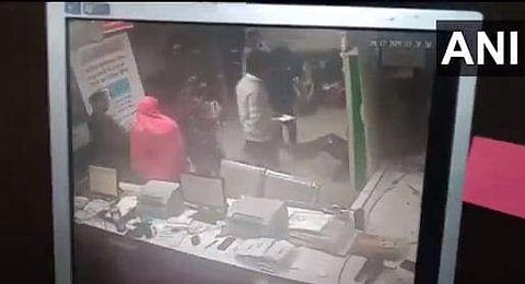 സെക്യൂരിറ്റി ജീവനക്കാരനെ ഇടപാടുകാരന്‍ മര്‍ദ്ദിക്കുന്ന ദൃശ്യം, എഎന്‍ഐ