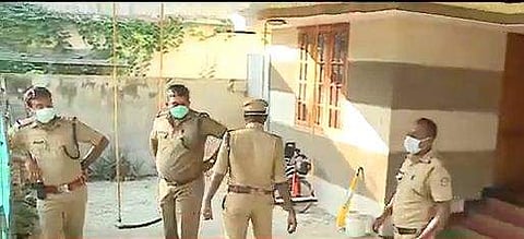 വീട്ടിൽ പൊലീസ് പരിശോധന നടത്തുന്നു/ ടെലിവിഷൻ ദൃശ്യം