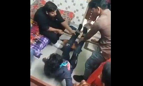 നിലത്ത് കിടത്തി പെണ്‍കുട്ടിയെ ക്രൂരമായി മര്‍ദ്ദിക്കുന്ന ദൃശ്യം