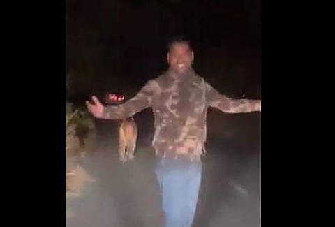 കടുവയുടെ പിന്നാലെ നടന്ന് യുവാവിന്റെ അതിസാഹസികത