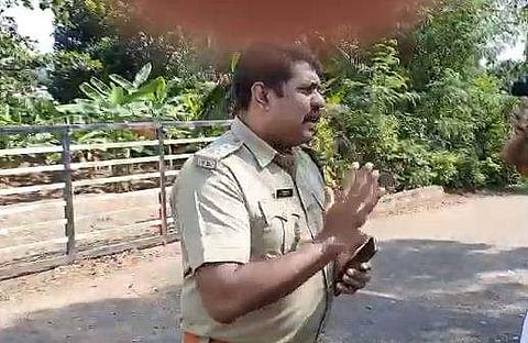 മാധ്യമങ്ങളോട് വിശദീകരിക്കുന്ന ഫോറസ്റ്റ് ഉദ്യോഗസ്ഥന്‍