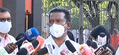 മന്ത്രി രാധാകൃഷ്ണൻ മാധ്യമങ്ങളോട് സംസാരിക്കുന്നു/ ടെലിവിഷൻ ദൃശ്യം