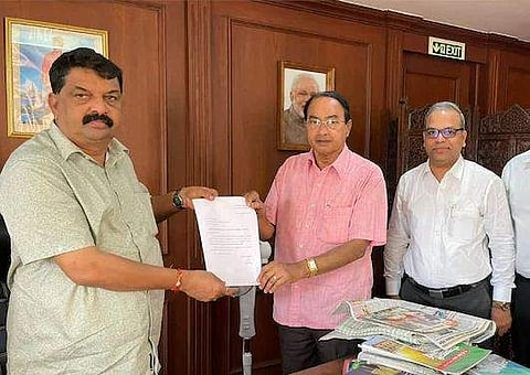 രവി നായിക് സ്പീക്കര്‍ക്ക് രാജിസമര്‍പ്പിക്കുന്നു