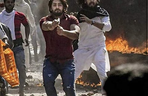 ഷാരൂഖ് പഠാന്‍ പൊലീസിനു നേരെ തോക്കു ചൂണ്ടുന്ന വൈറല്‍ ചിത്രം/ട്വിറ്റര്‍