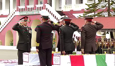 ബിപിൻ റാവത്തിന് സൈനികർ അന്ത്യാഞ്ജലി അർപ്പിക്കുന്നു/ പിടിഐ ചിത്രം