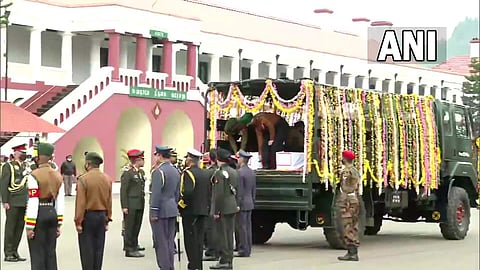 ബിപിന്‍ റാവത്തിന്റെ മൃതദേഹം സൈനിക വാഹനത്തില്‍ കയറ്റുന്നു