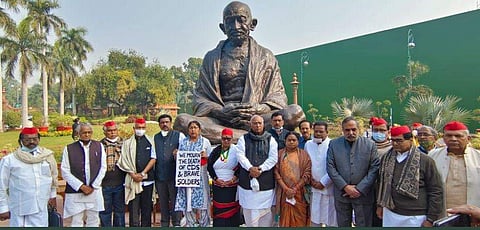 പ്രതിപക്ഷ നേതാക്കൾ ആദരസൂചകമായി മൗനം ആചരിക്കുന്നു/ ട്വിറ്റർ