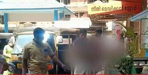 അവശനിലയിലായ കുട്ടികളെ ആശുപത്രിയിലേക്ക് കൊണ്ടുപോകുന്നു/ ടെലിവിഷന്‍ ചിത്രം