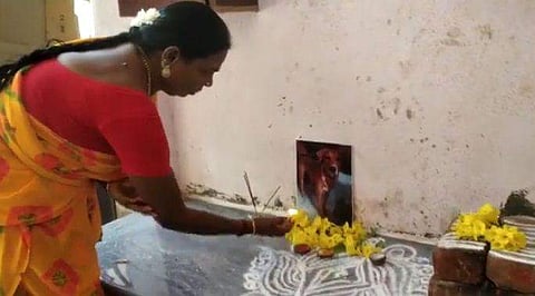 നായയുടെ ഫോട്ടോയ്ക്ക് മുന്നില്‍ പ്രാര്‍ത്ഥന നടത്തുന്ന വീട്ടമ്മ