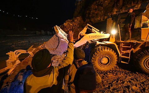 മിന്നല്‍ പ്രളയത്തെ തുടര്‍ന്ന് നടത്തുന്ന രക്ഷാപ്രവര്‍ത്തനം