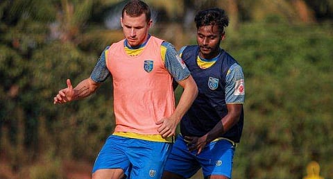 കേരള ബ്ലാസ്റ്റേഴ്‌സ് താരങ്ങള്‍ പരിശീലനത്തില്‍/ഫോട്ടോ: കേരള ബ്ലാസ്‌റ്റേഴ്‌സ്,ഫെയ്‌സ്ബുക്ക്‌