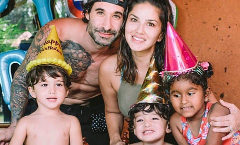 സണ്ണി ലിയോണിയും കുടുംബവും പിറന്നാള്‍ ആഘോഷത്തിനിടെ/ ഫേയ്‌സ്ബുക്ക്‌