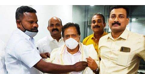 പൊലീസുകാര്‍ ചെന്നിത്തലയ്ക്ക് സ്വീകരണം നല്‍കുന്നു / ടെലിവിഷന്‍ ചിത്രം