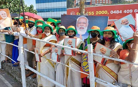 കൊച്ചിയില്‍ നരേന്ദ്ര മോദിക്ക് അഭിവാദ്യങ്ങള്‍ അര്‍പ്പിക്കാന്‍ എത്തിയ ബിജെപി പ്രവര്‍ത്തകര്‍/ ബിജെപി ഫെയ്‌സ്ബുക്ക്‌