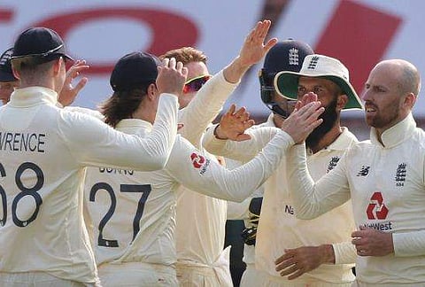 ലീച്ചിനെ അഭിനന്ദിക്കുന്ന സഹതാരങ്ങള്‍/ഫോട്ടോ: ഇംഗ്ലണ്ട് ക്രിക്കറ്റ്, ട്വിറ്റര്‍