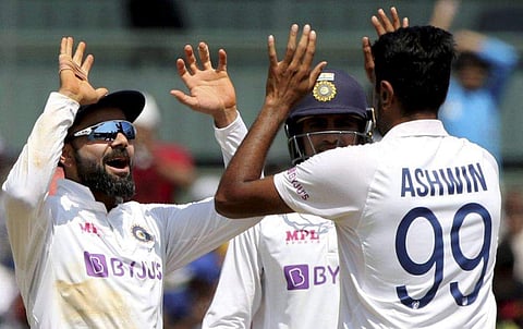 വിക്കറ്റ് നേട്ടം ആഘോഷിക്കുന്ന അശ്വിനും കോഹ്‌ലിയും/ പിടിഐ