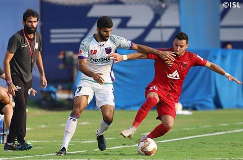 നോർത്ത്ഈസ്റ്റ് യുനൈറ്റഡ് താരം ലൂയിസ് മഷാഡോയുടെ മുന്നേറ്റം തടയാൻ ശ്രമിക്കുന്ന ഒഡിഷ താരം മുഹമ്മജ് സാജിദ്/ ട്വിറ്റർ